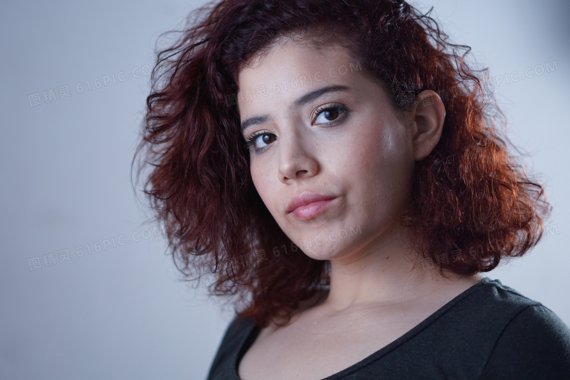 轻熟卷发美女图片