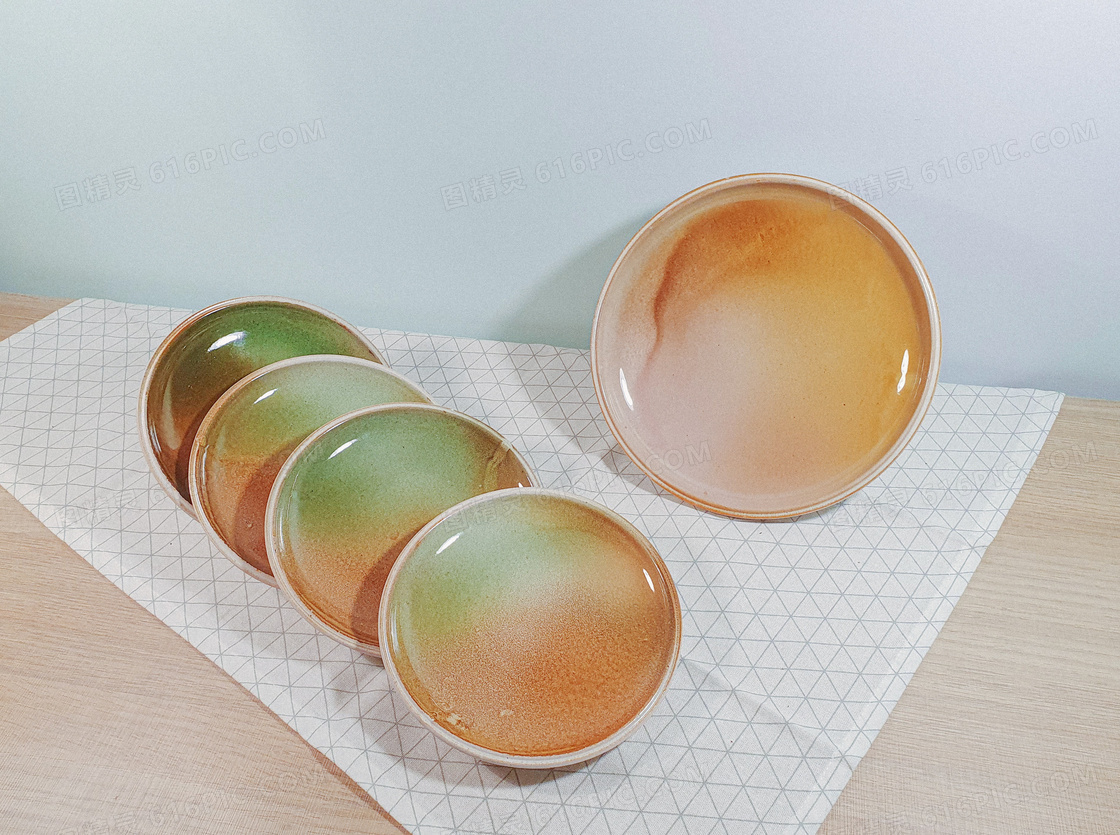 一套陶瓷盘子图片