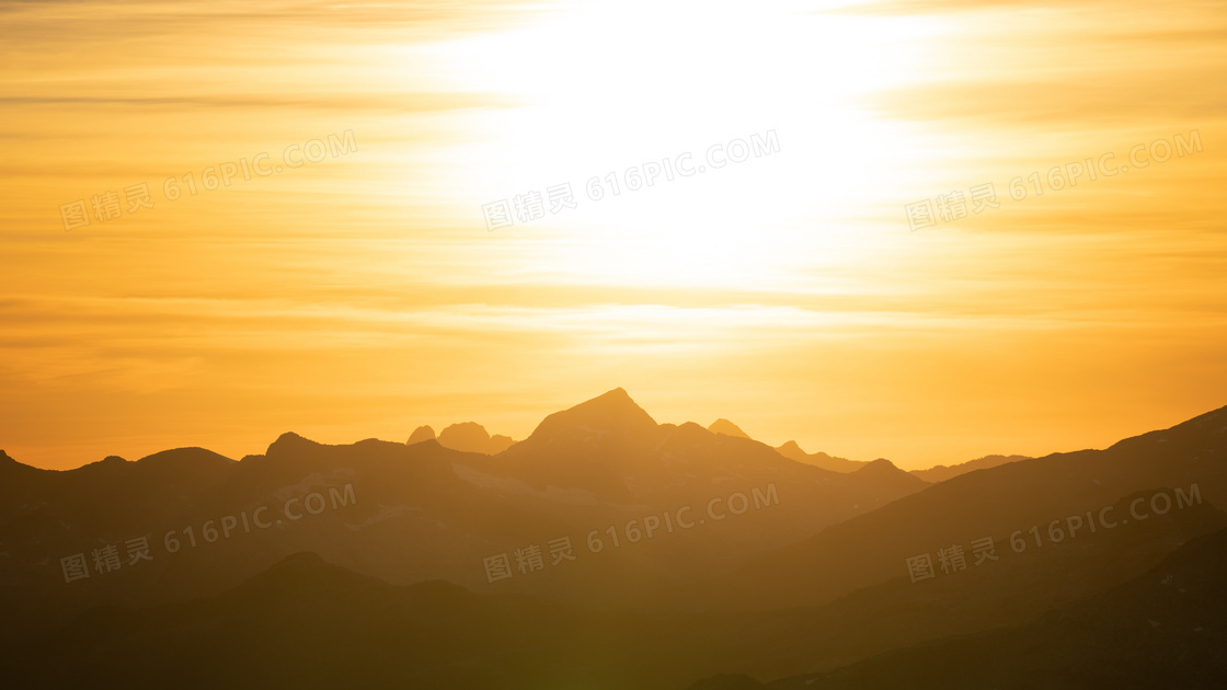 山峰朝阳早霞图片
