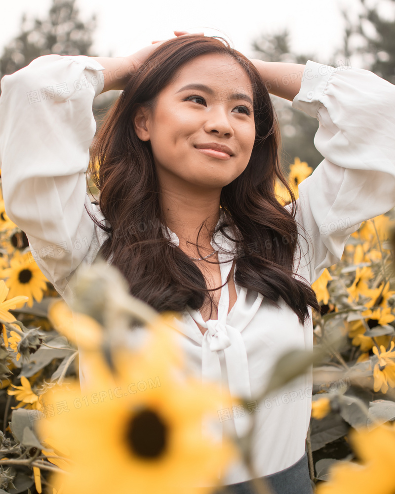 优雅气质花海美女写真图片