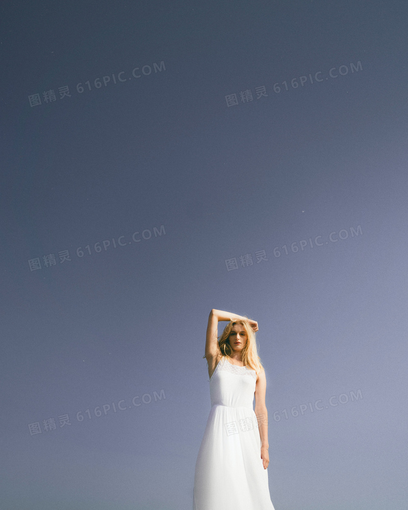 白色连衣裙美女写真图片