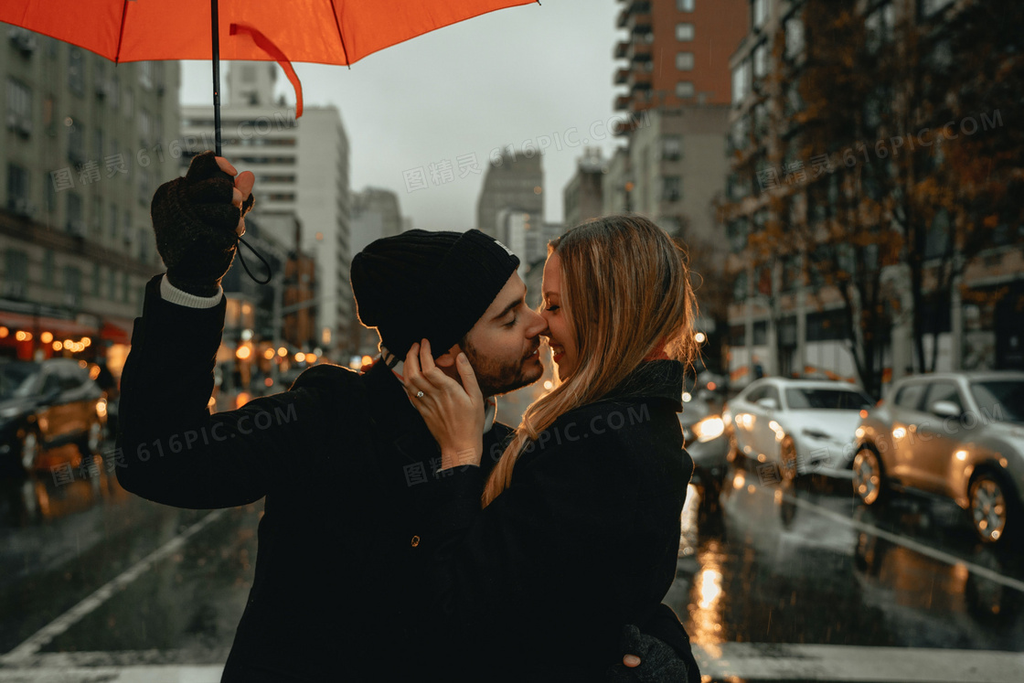 雨中街头接吻情侣图片
