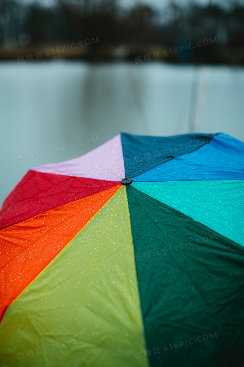 五颜六色的雨伞近景图片