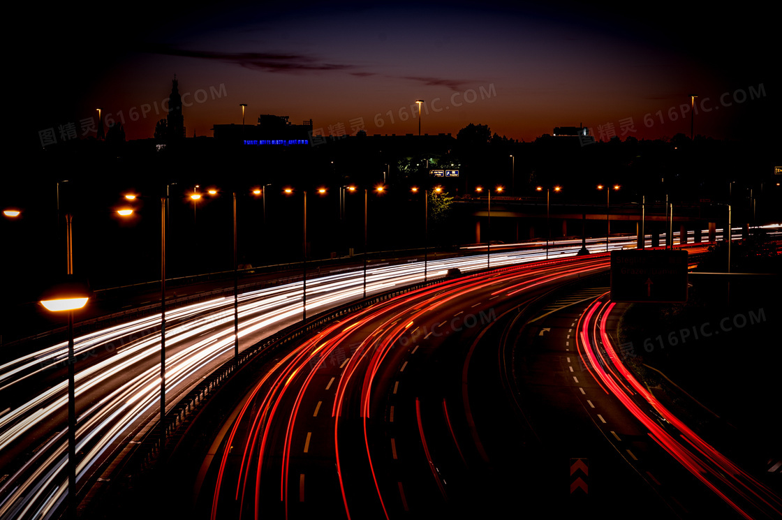 夜晚公路璀璨灯光图片