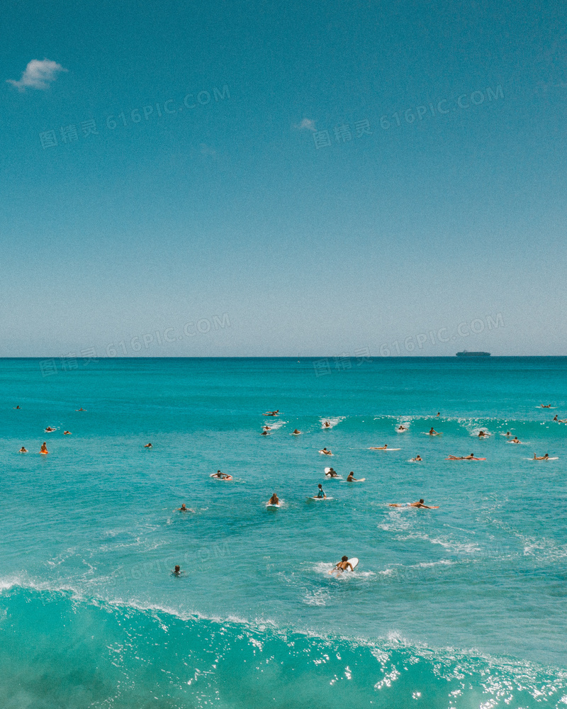 海滩上冲浪人群图片
