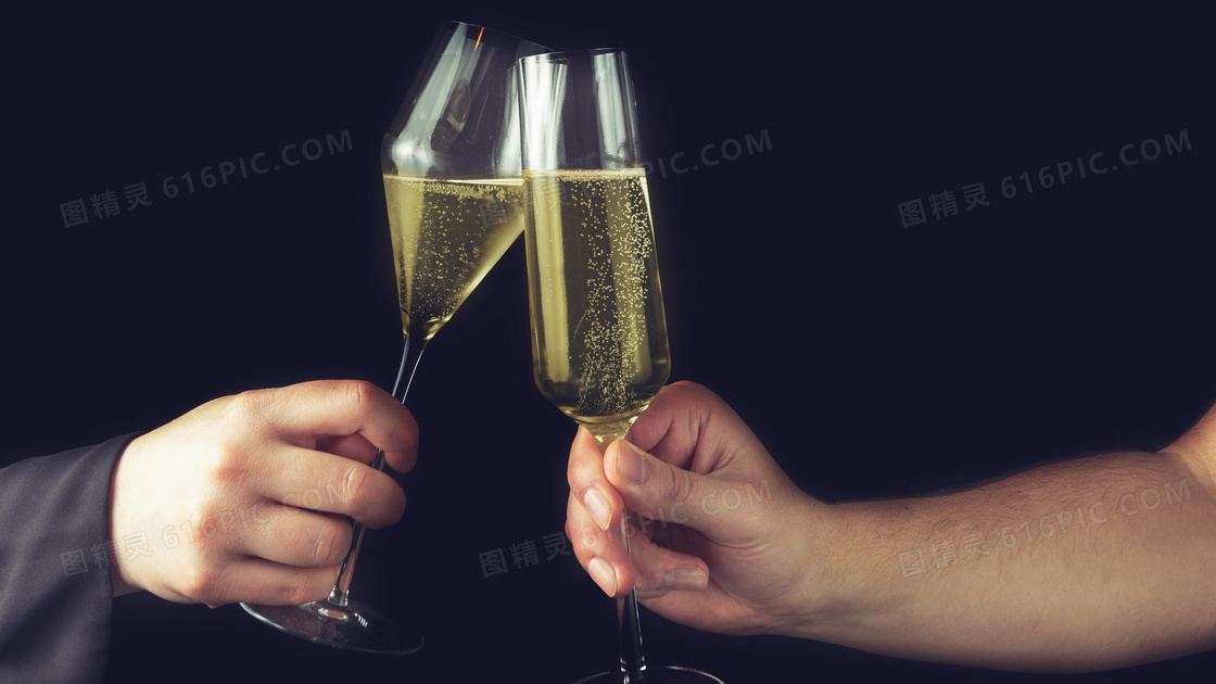 双人举手碰酒杯图片
