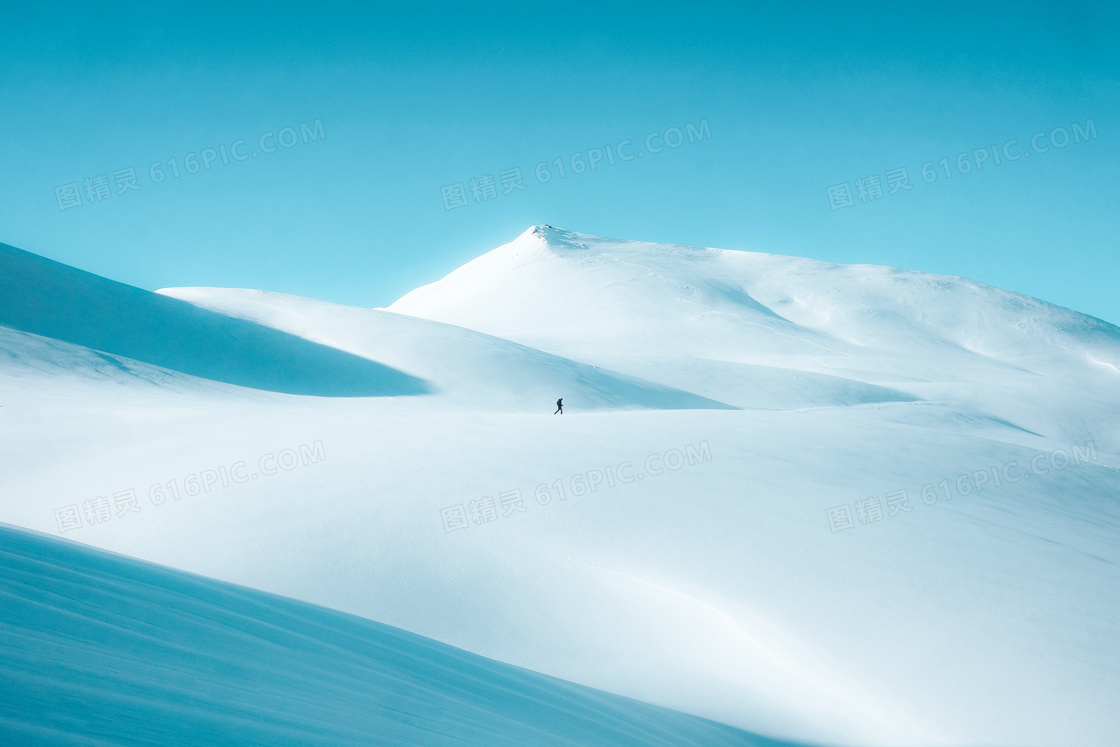 白色雪地雪山图片