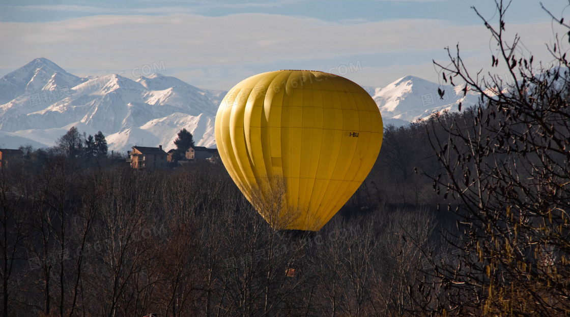 黄色热气球降落图片