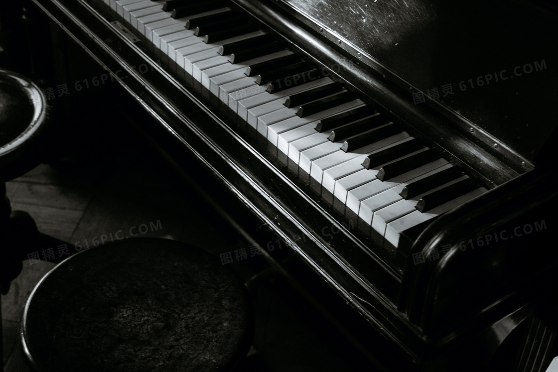 钢琴的黑白键盘图片