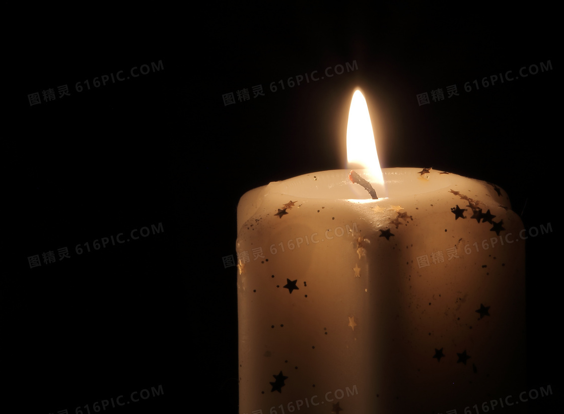 夜晚白色蜡烛火焰光图片
