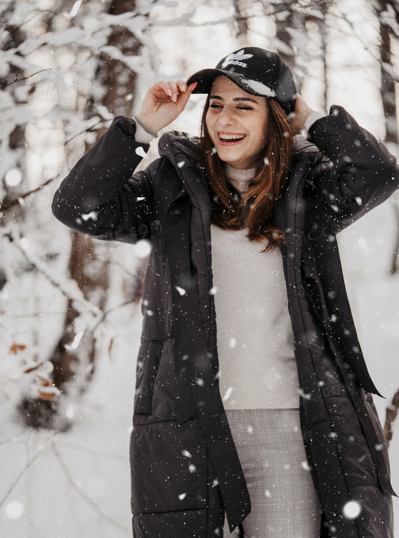 冬季雪中美女图片