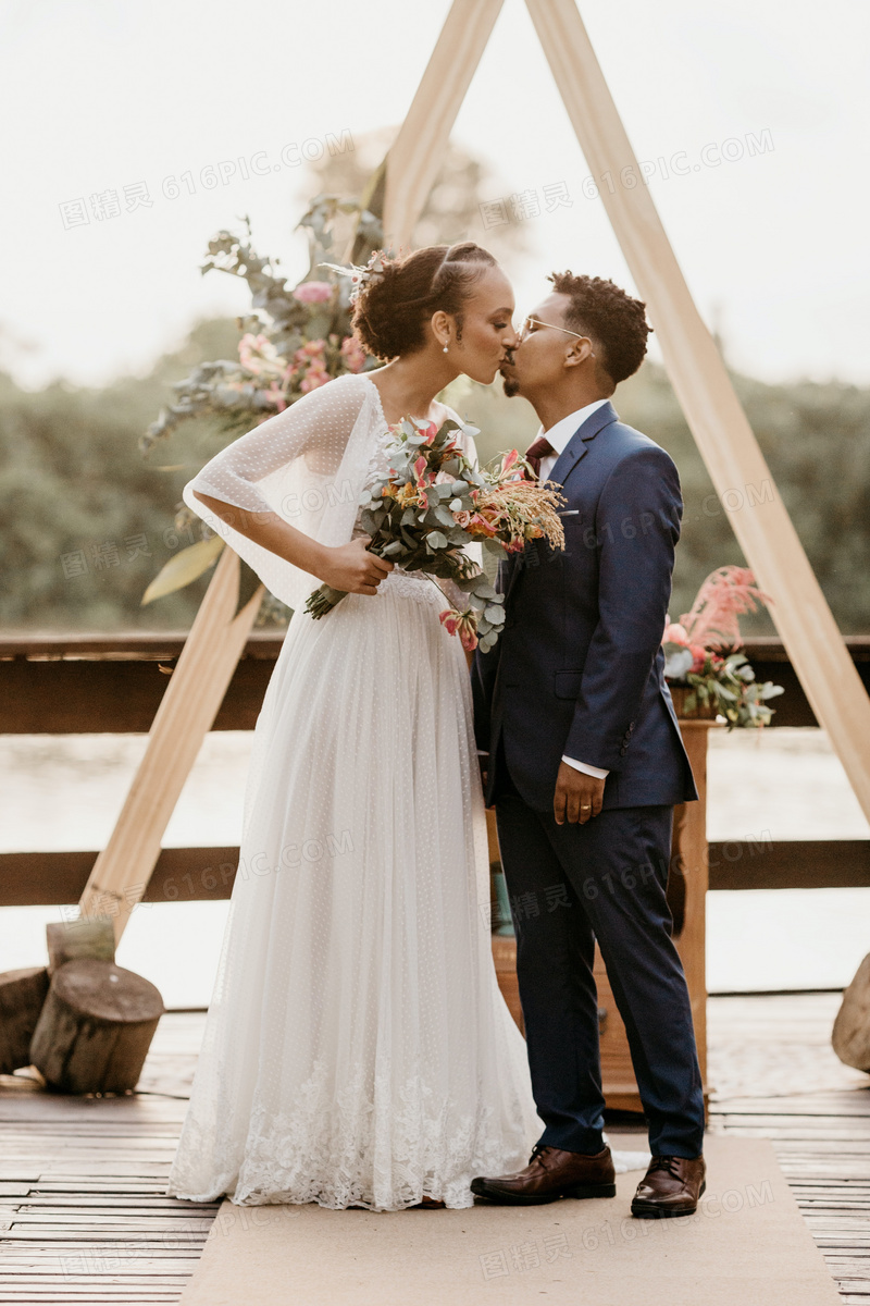 婚礼现场新人接吻图片