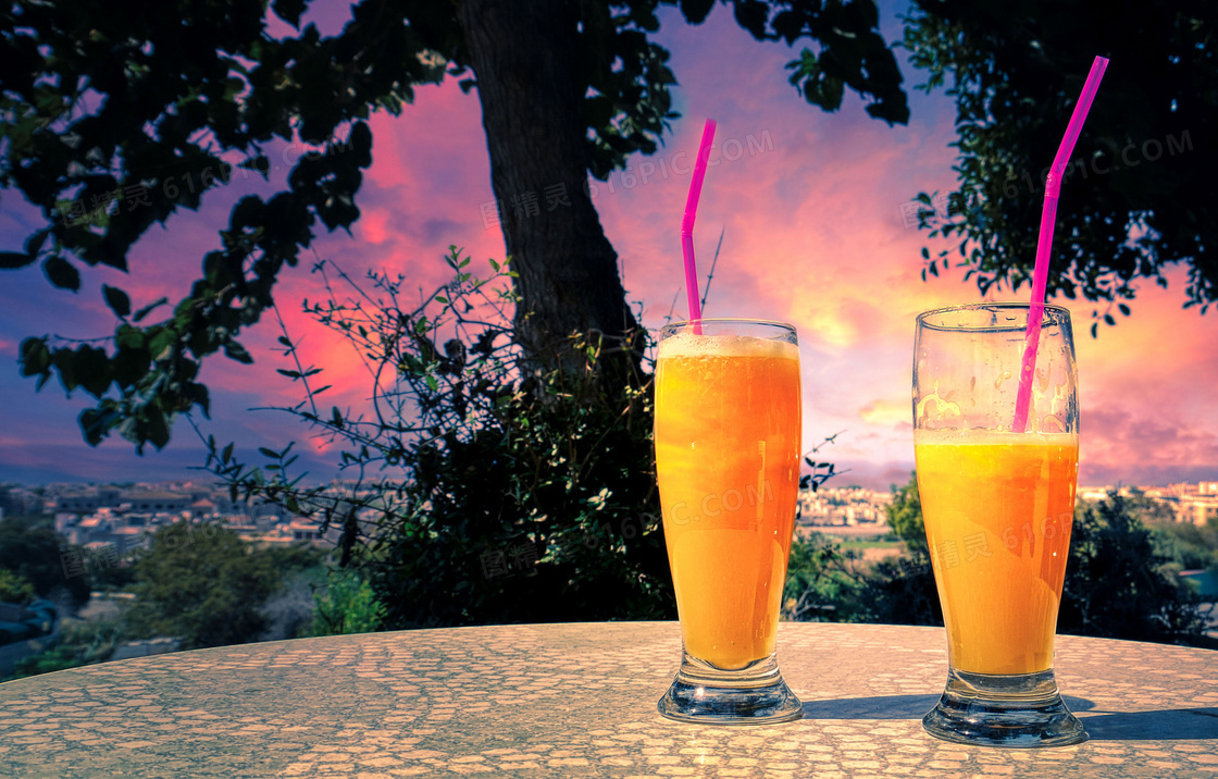 两杯橘子汁图片