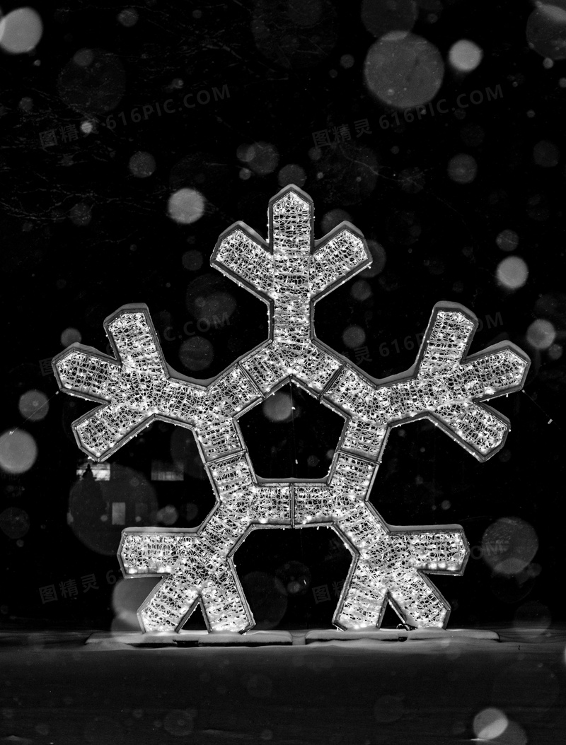 黑色背景上的雪花片图片