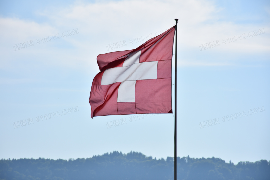 飘扬瑞士旗帜图片