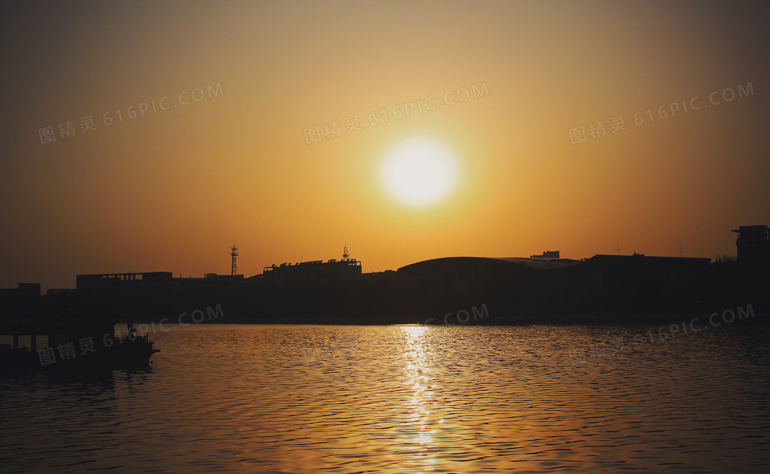 黄昏湖面日落景观图片