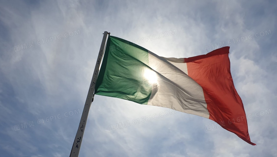 阳光下飘扬意大利旗帜图片