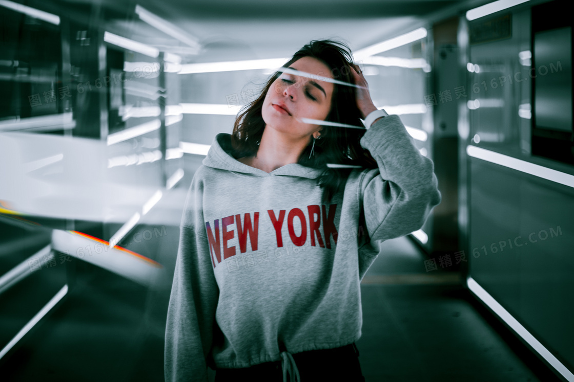 灰色运动卫衣美女图片