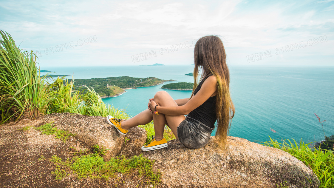 海边长发美女看海背影图片