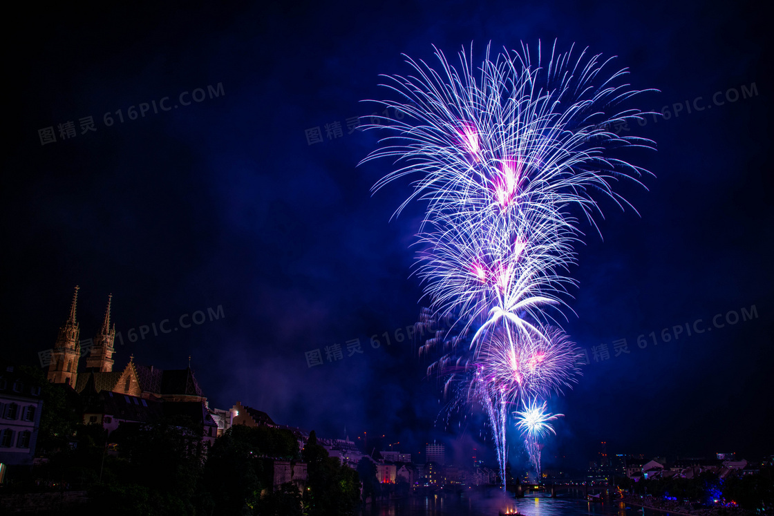 傍晚夜空璀璨烟花图片