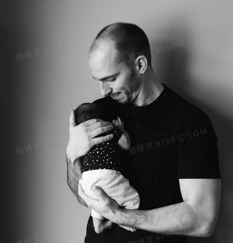父亲抱着婴儿图片 父亲抱着婴儿图片大全