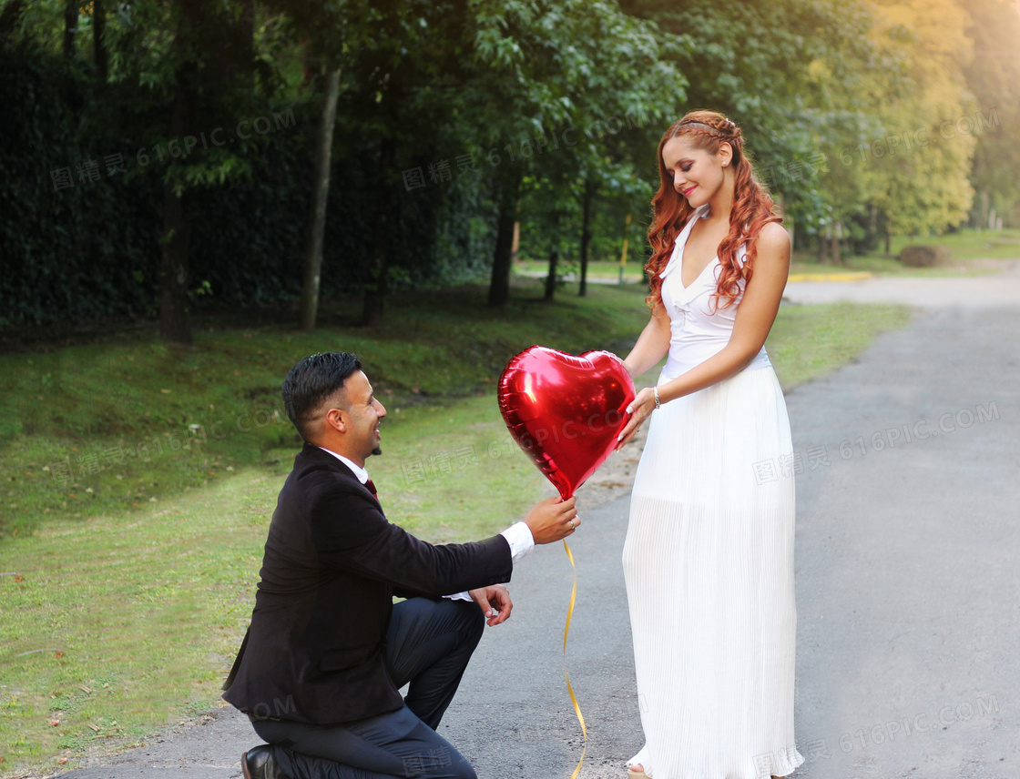 求婚姿势婚纱照图片