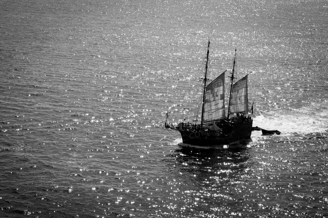 海面上航行小帆船图片