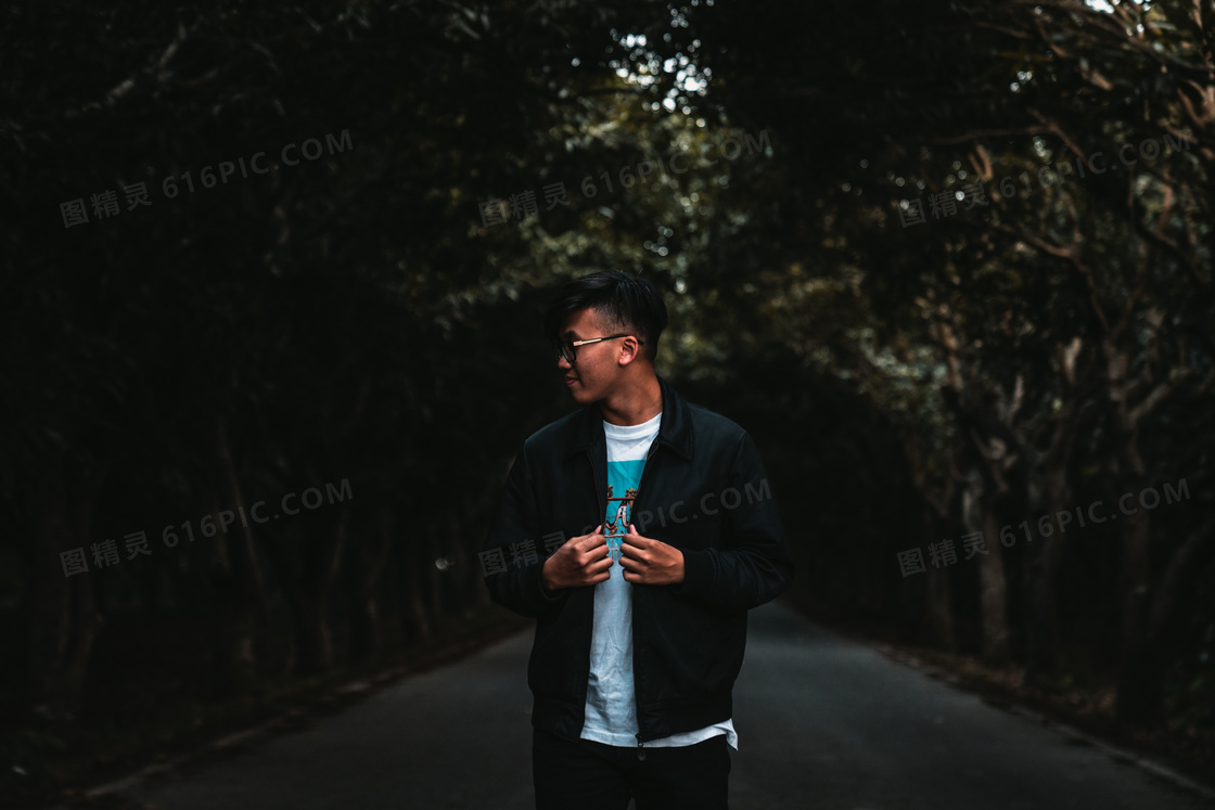 墨镜男生侧面照图片 墨镜男生侧面照图片大全