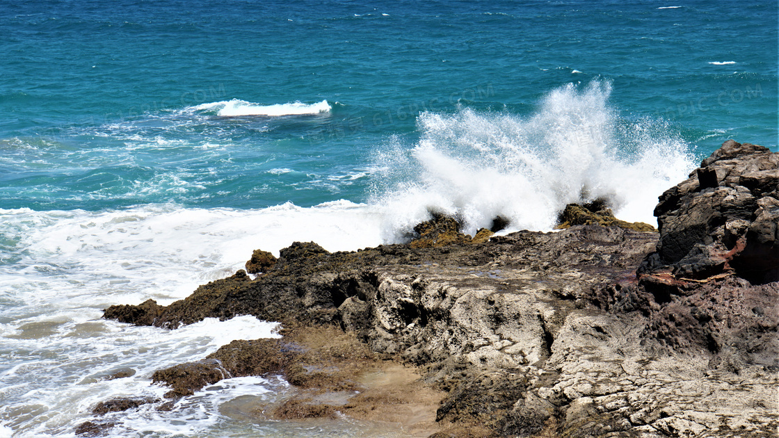 海洋海岸大浪击石图片