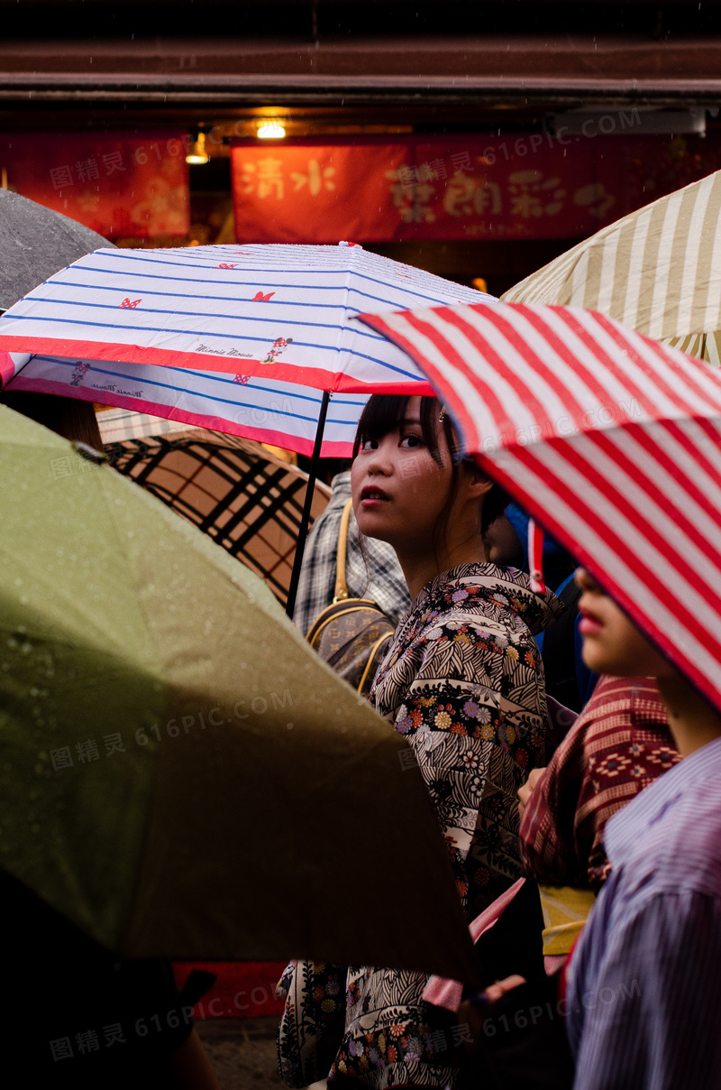 雨中撑伞女生图片