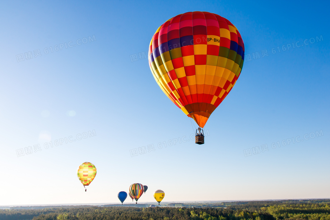 空中飞升多彩热气球图片