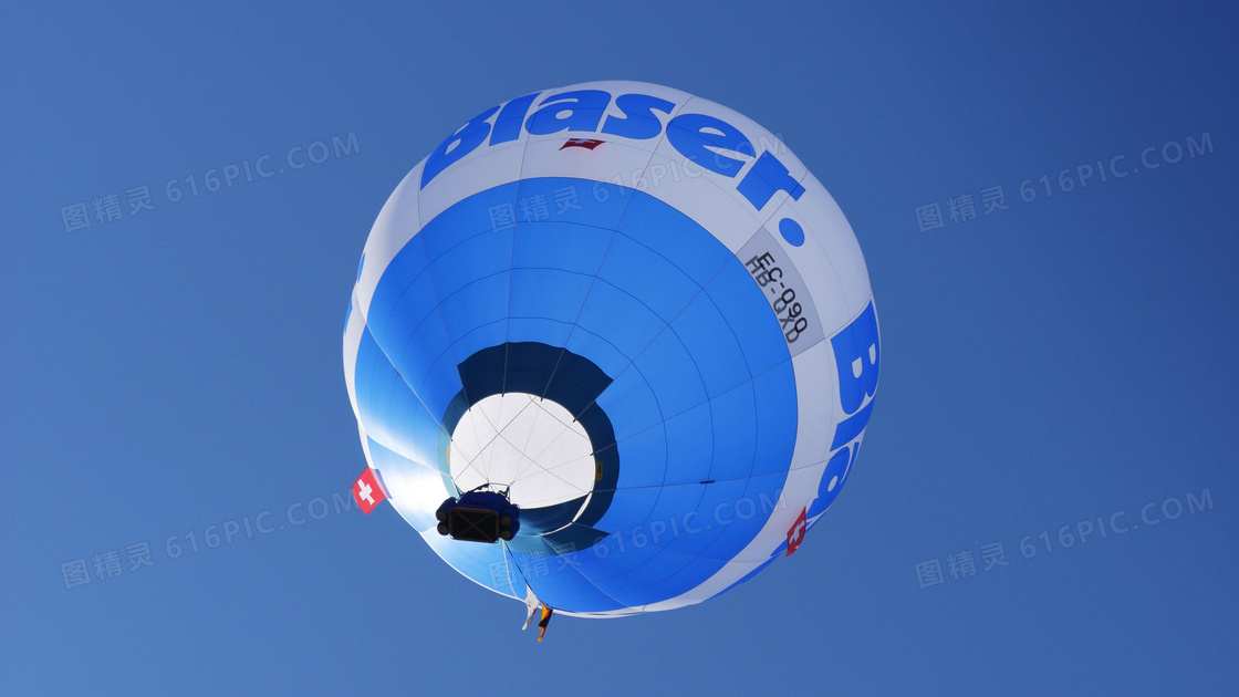 蓝色热气球飞升图片