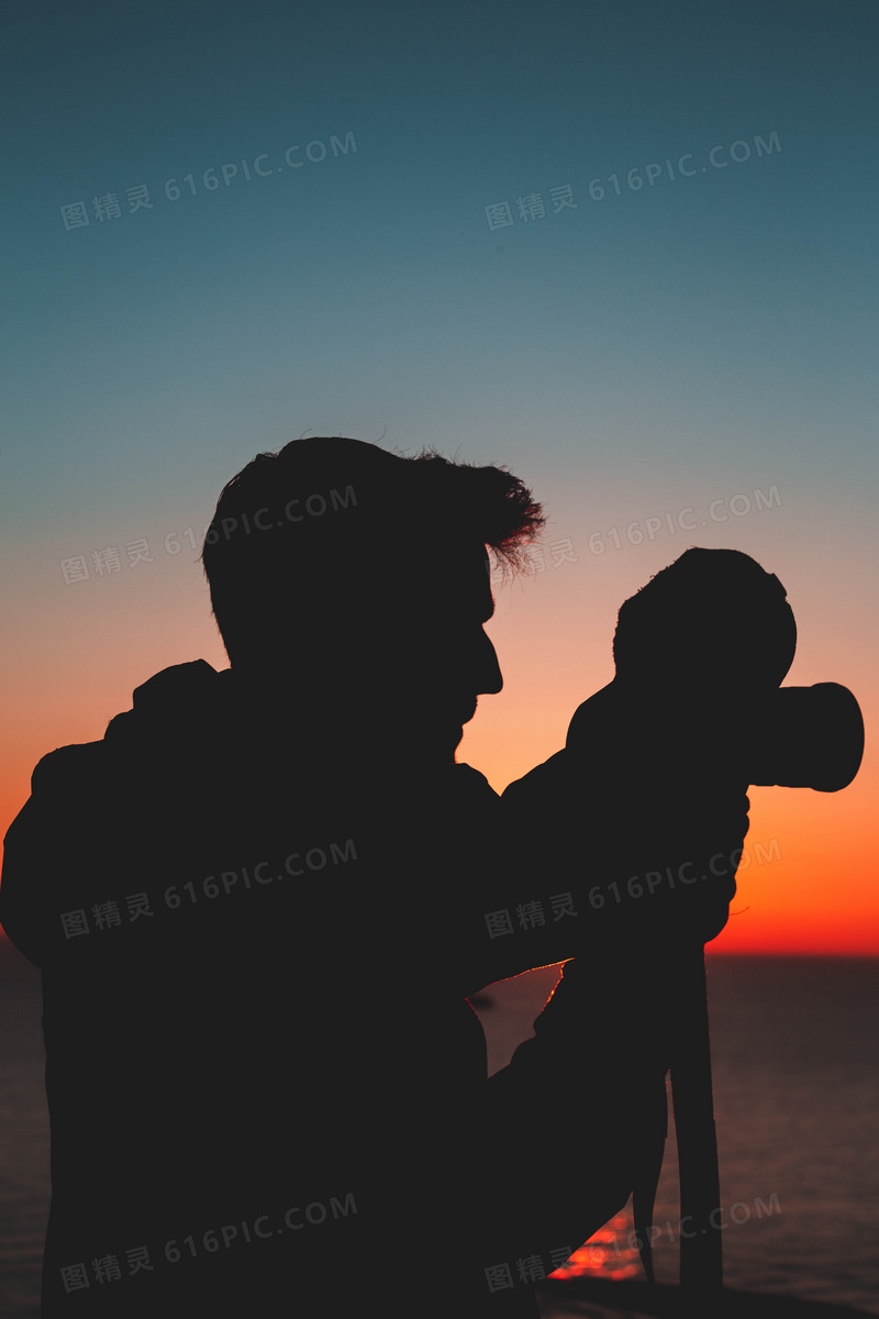 摄影师拍照剪影图片