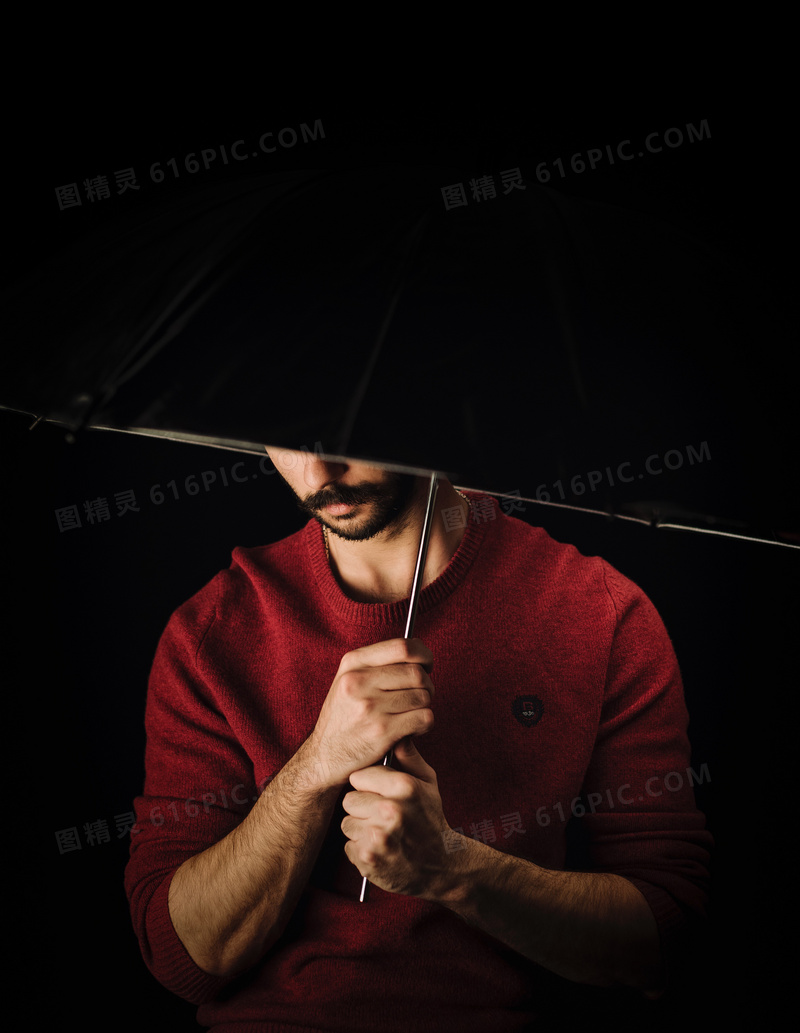 男人独自撑伞图片