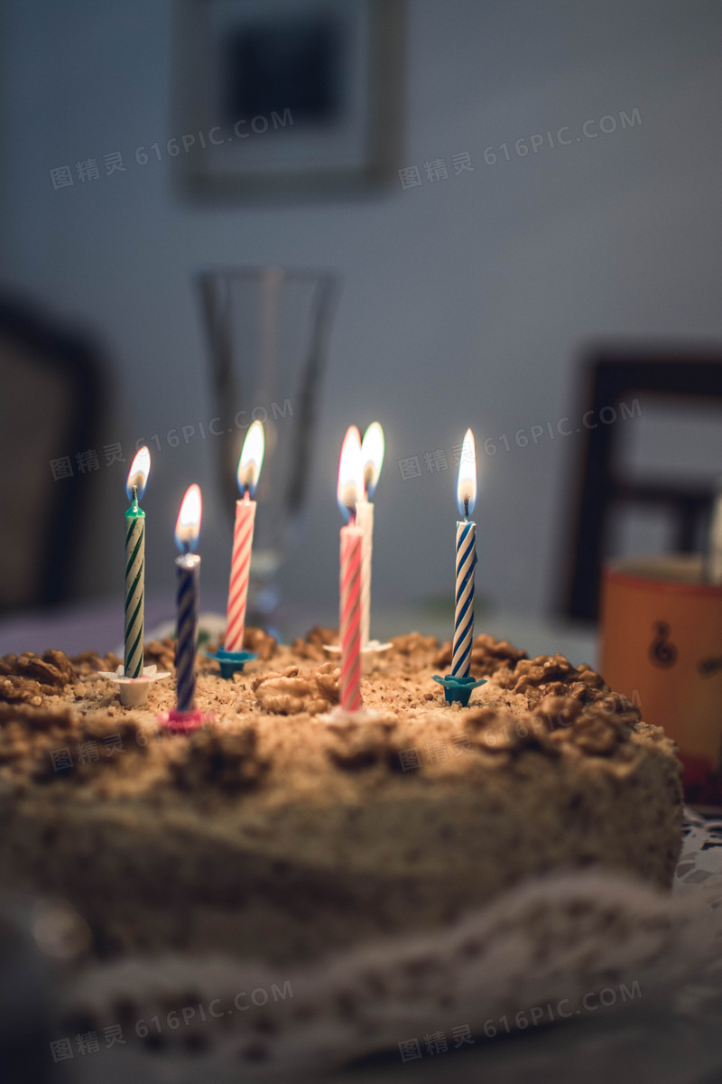 生日蛋糕插蜡烛图片