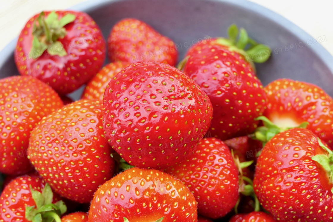 鲜红草莓特写图片