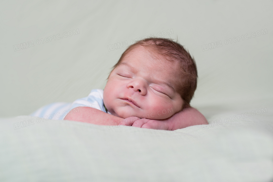 新生婴儿睡觉图片
