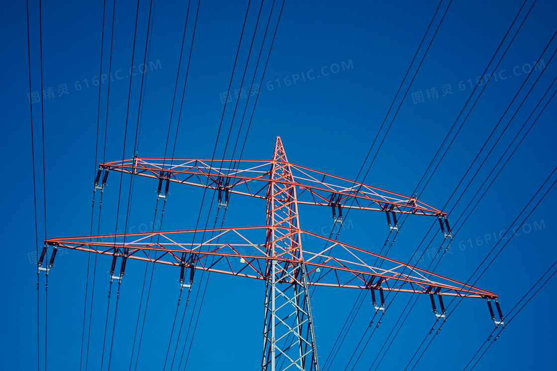 蓝天下高压电线杆图片