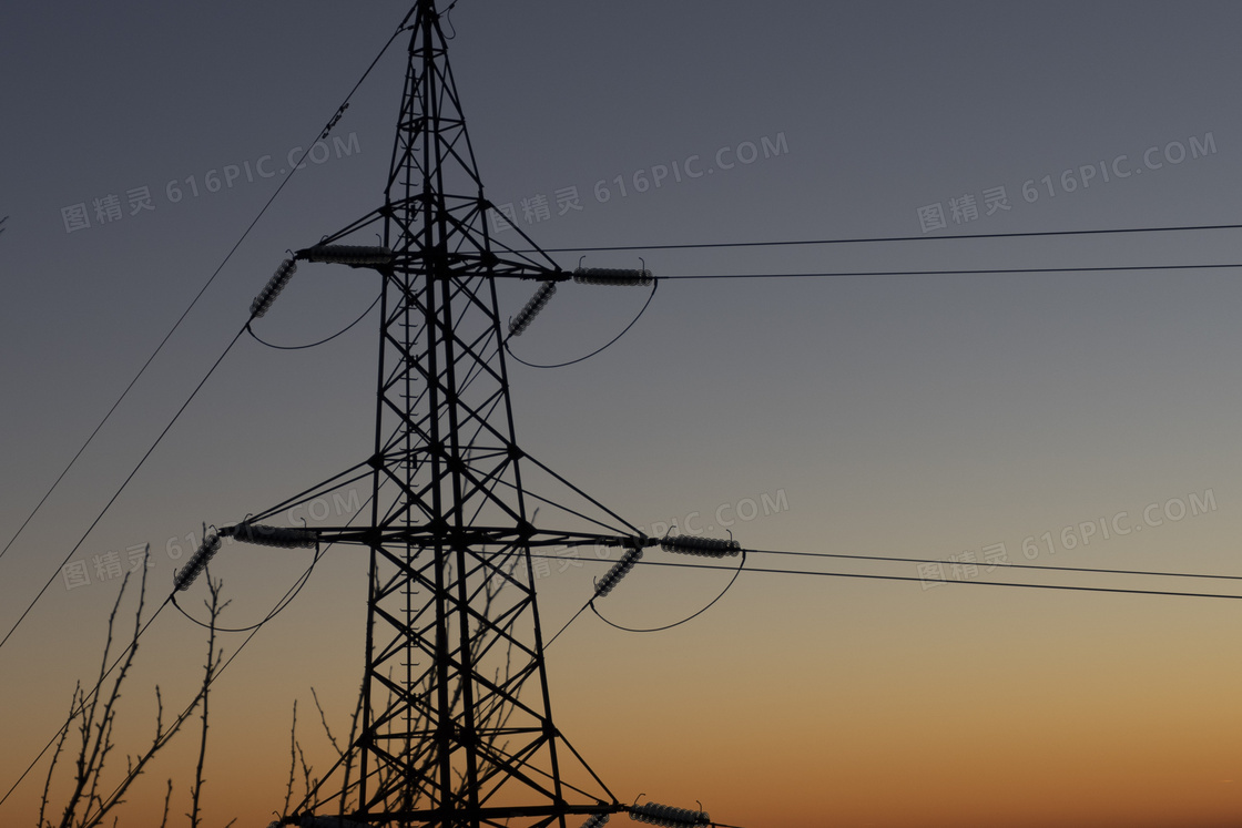 黄昏下电力设备图片