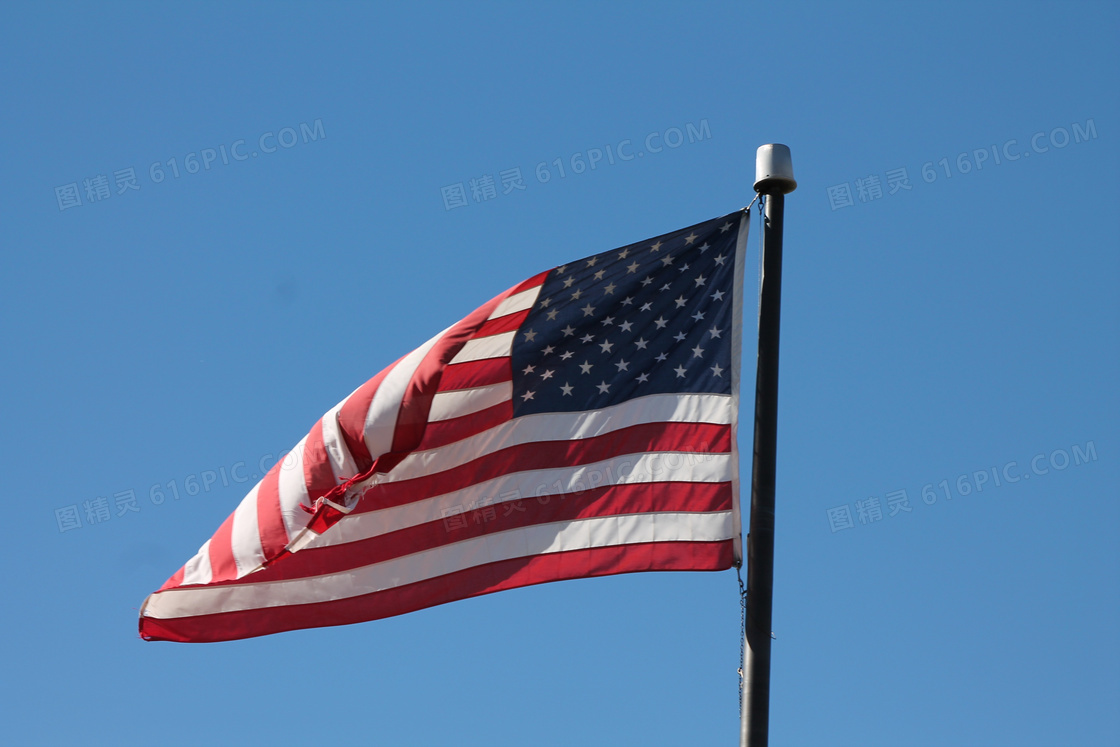 美国国旗迎风飘扬图片