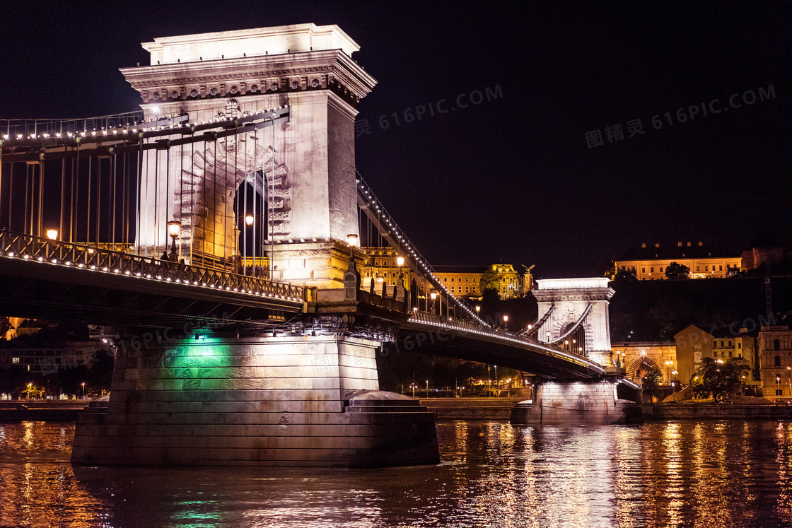布达佩斯链子桥夜景图片