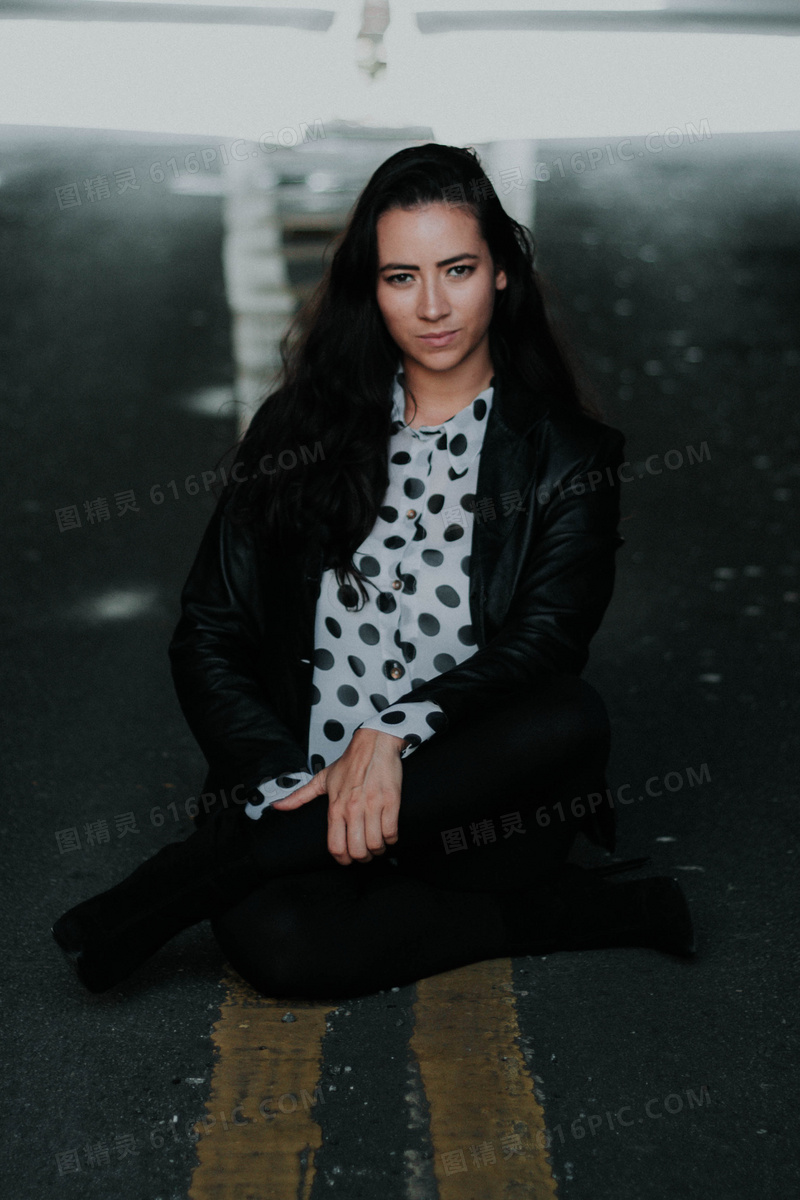 席地而坐女人图片