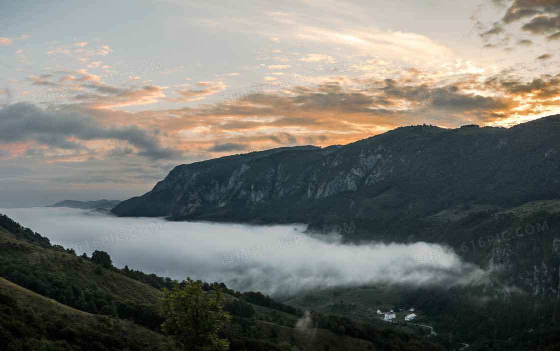 云雾缭绕群山风景图片
