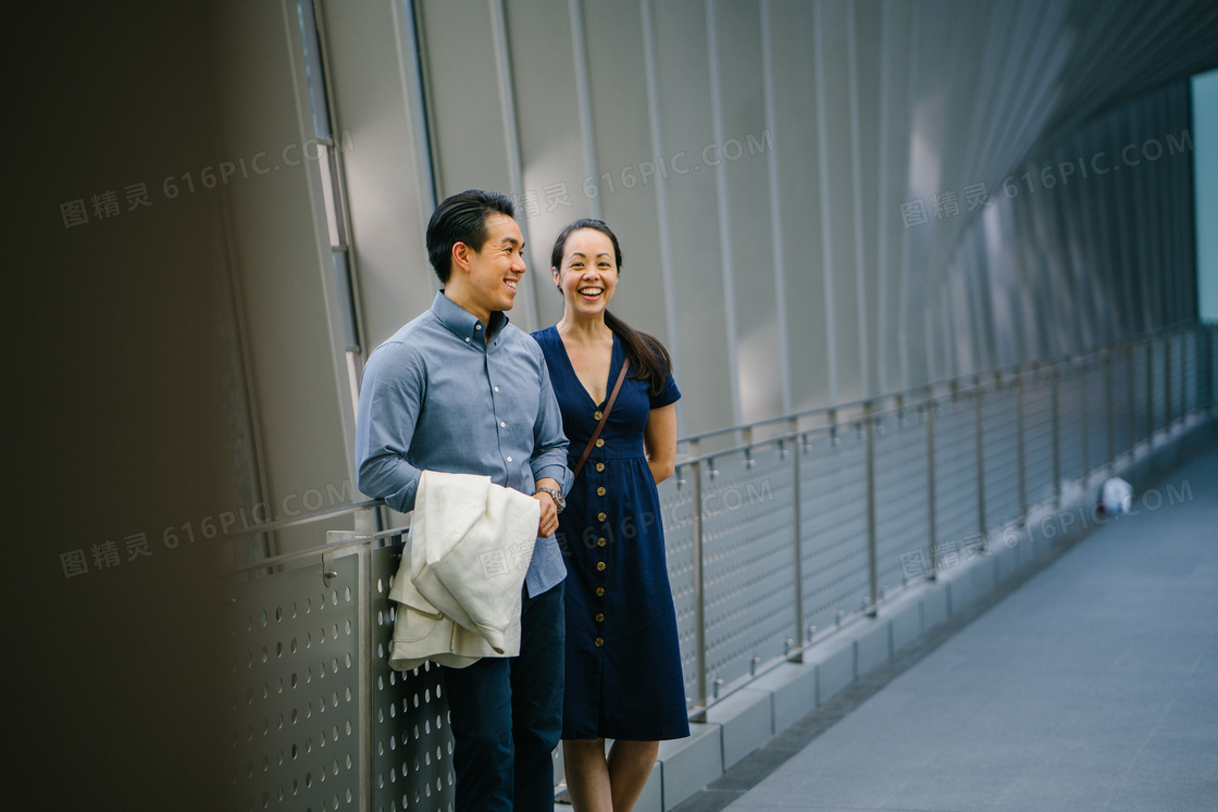 街拍普通夫妻温馨图片