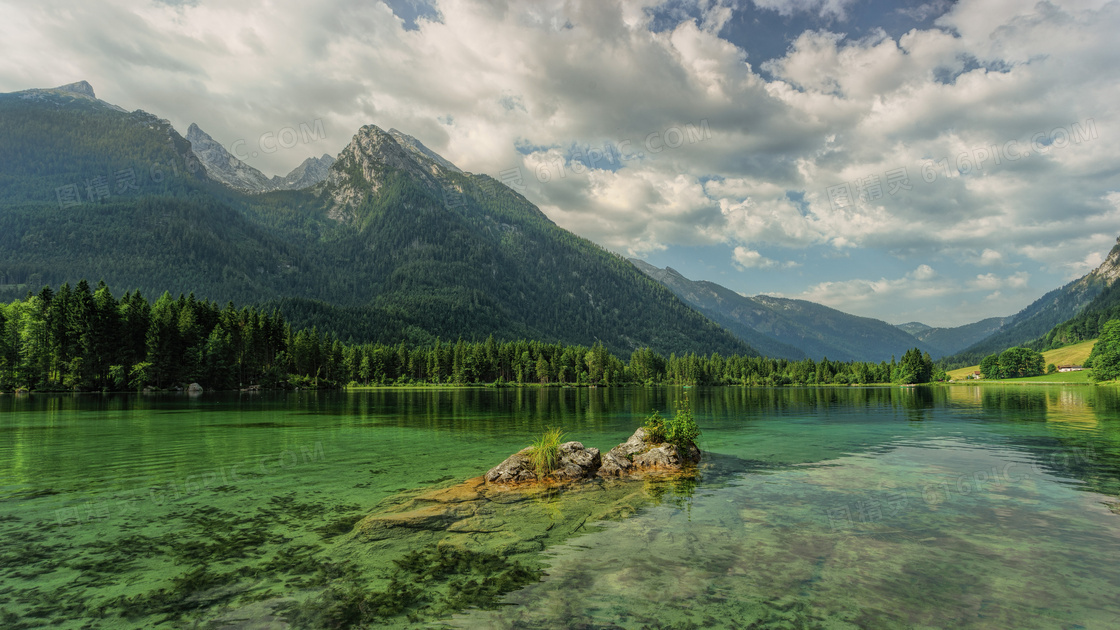 绿色高山湖泊风景图片