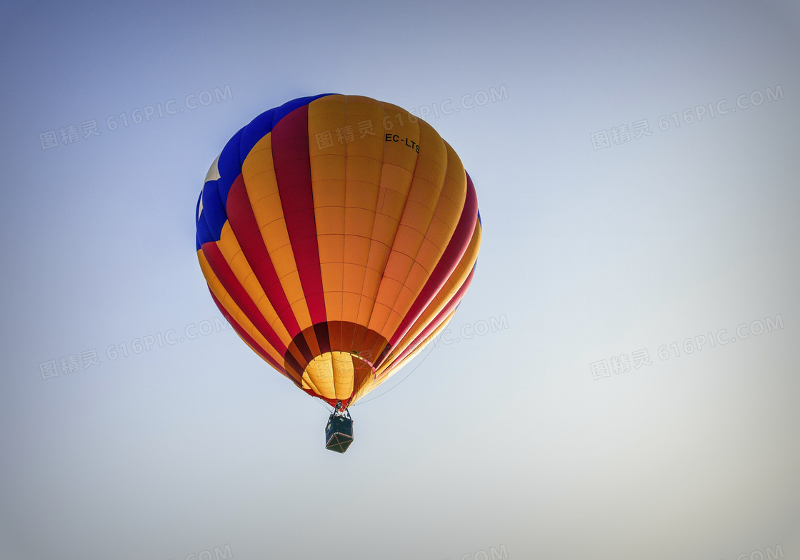 彩色热气球飞升图片