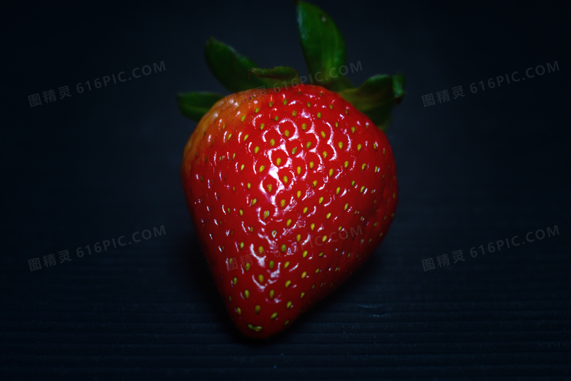 一颗鲜红草莓图片
