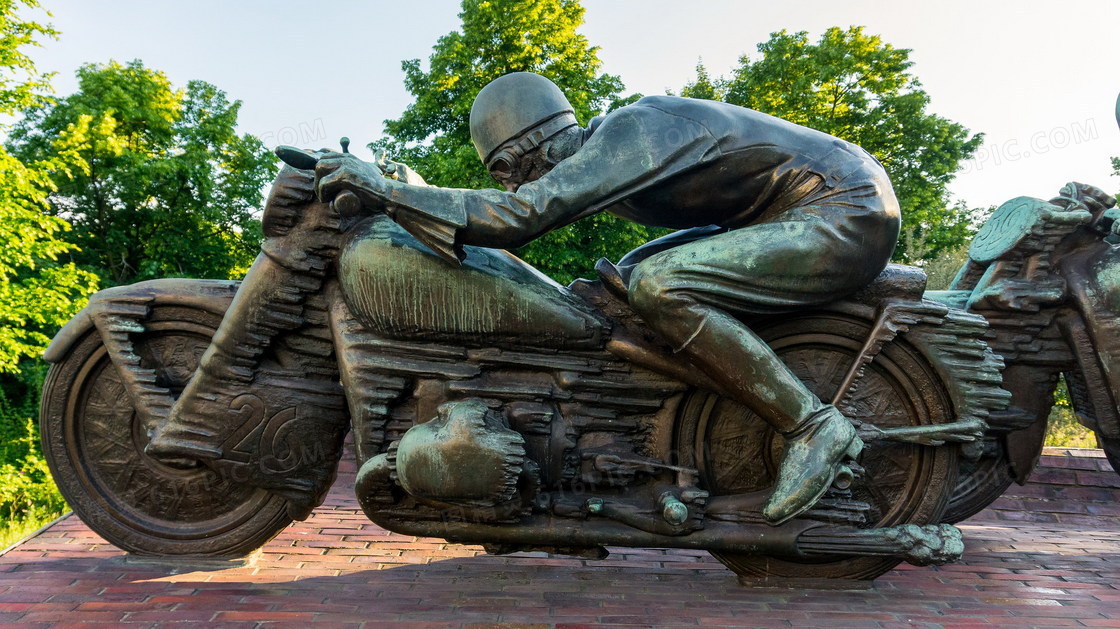 摩托车手铜像图片