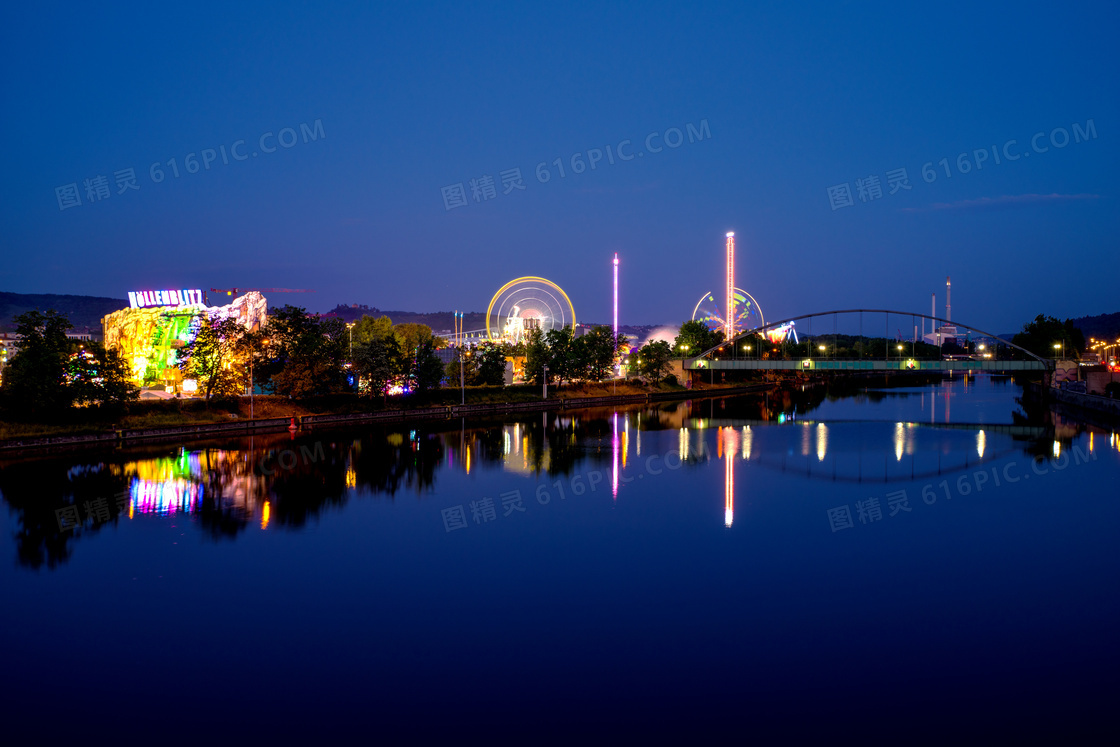 海边城市灯光夜景图片