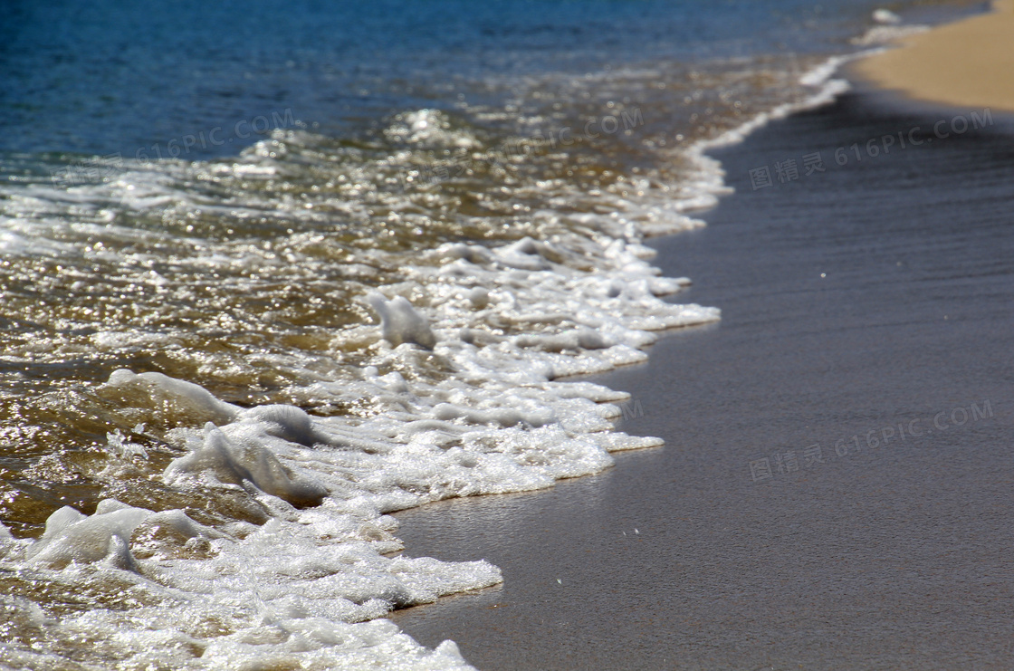 海滩海浪滚滚图片